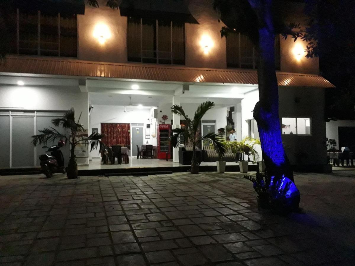 Bevary City Hotel Анурадхапура Екстериор снимка