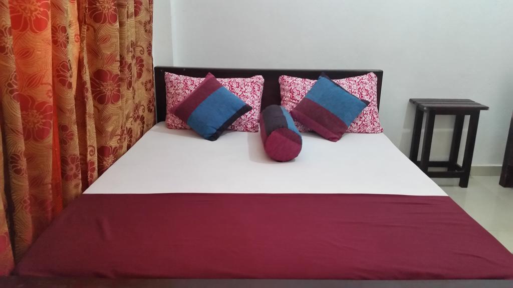 Bevary City Hotel Анурадхапура Екстериор снимка