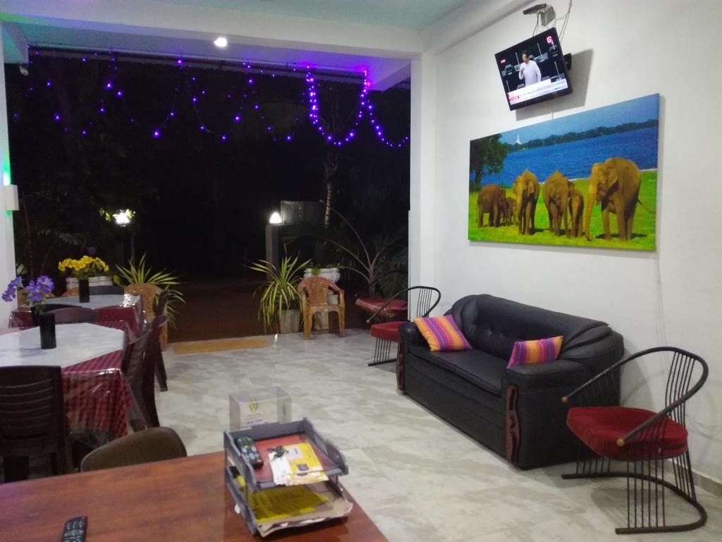 Bevary City Hotel Анурадхапура Екстериор снимка